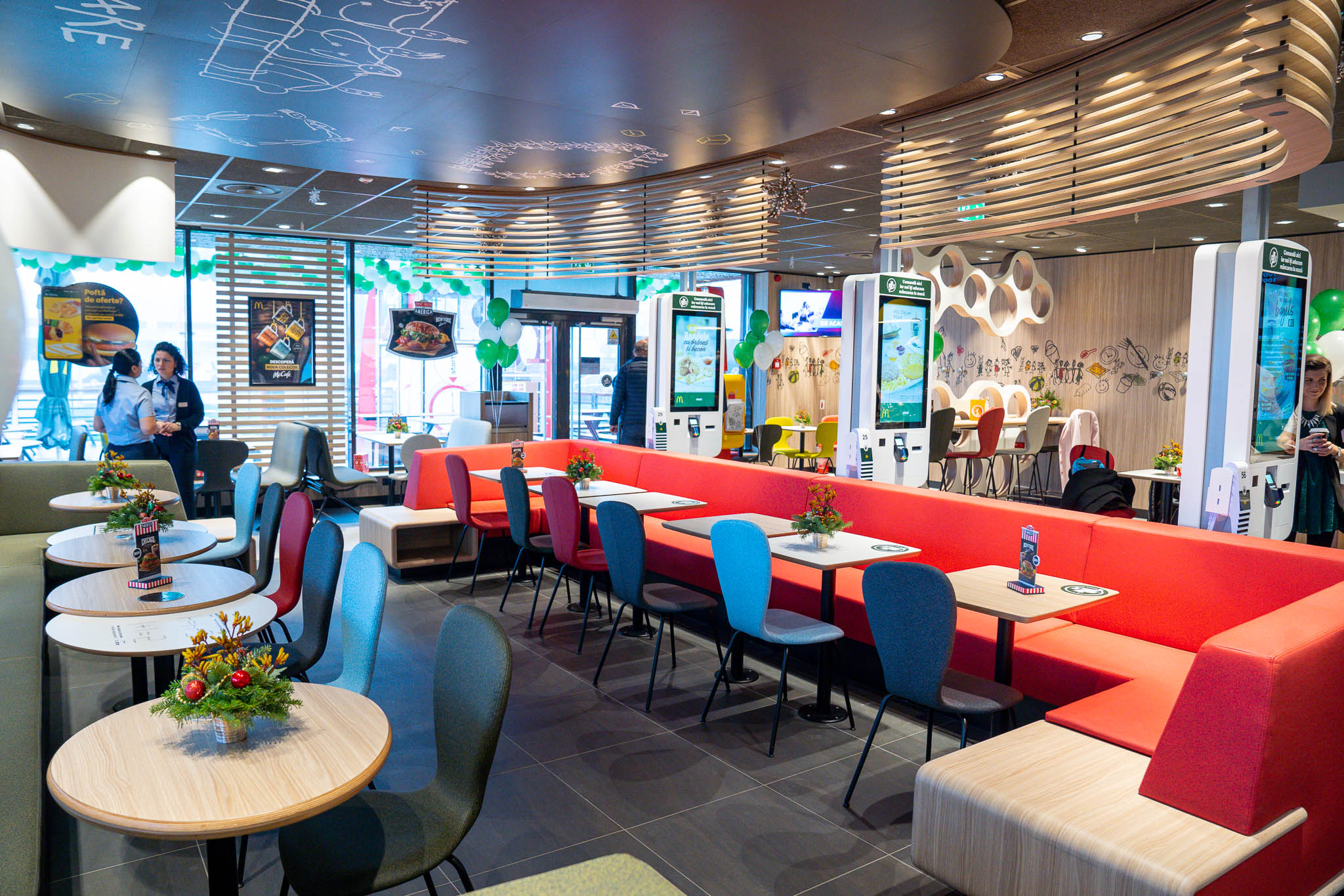 Bucureștenii se bucură de servire la masă și stații de încărcat electrice în cel mai modern restaurant McDonald’s