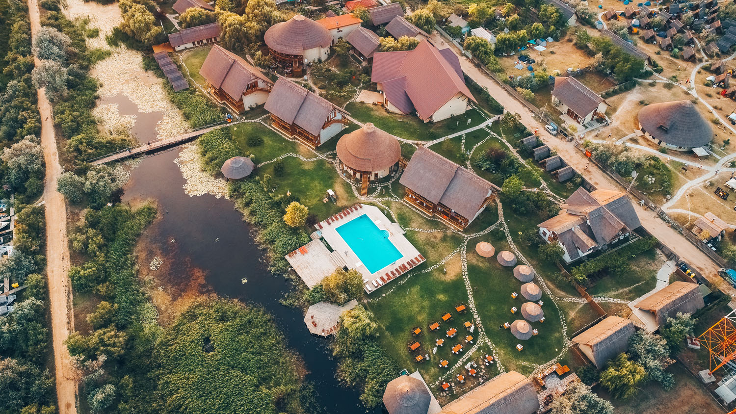O vacanță la mare, dar pe o plajă mai puțin populată, timp petrecut în natură și măsuri de siguranță impecabile la cazare – așa arată pentru români sejurul ideal post-pandemie