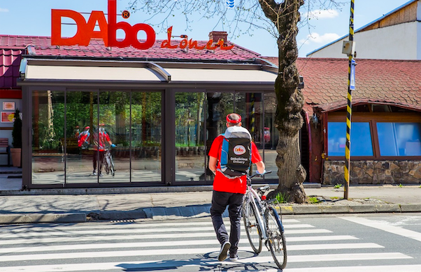Franciza românească de 50 de restaurante DAbo:  “Restricțiile Guvernului sunt pe cale să îngroape industria HoReCa. Clienții își cumpără la pachet și mănâncă pe stradă sau pe trotuar, unde apucă, iar noi stăm cu mesele strânse și ne uităm la ei”