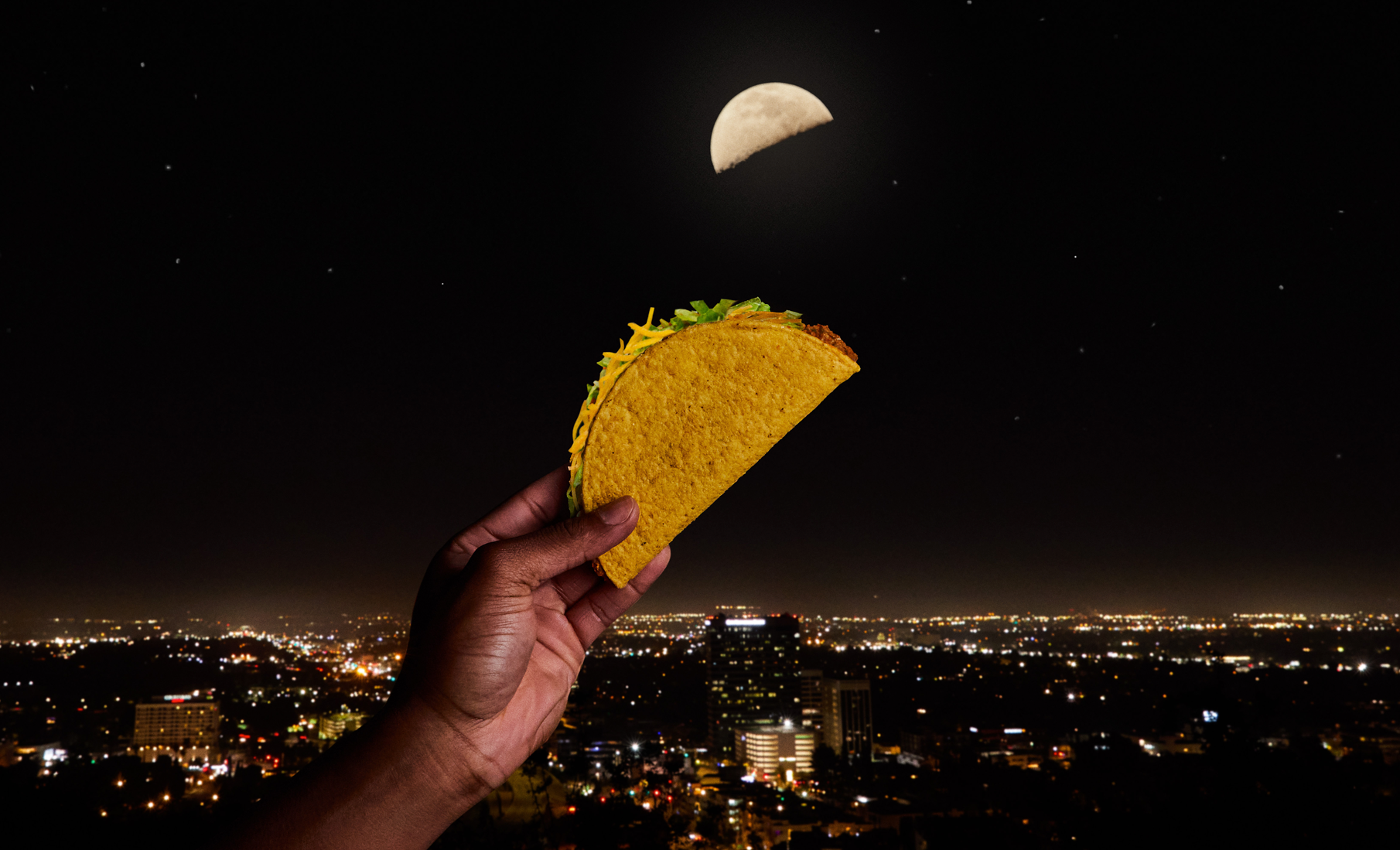 Taco Bell celebrează tacos în România,  totul sub influența lunii