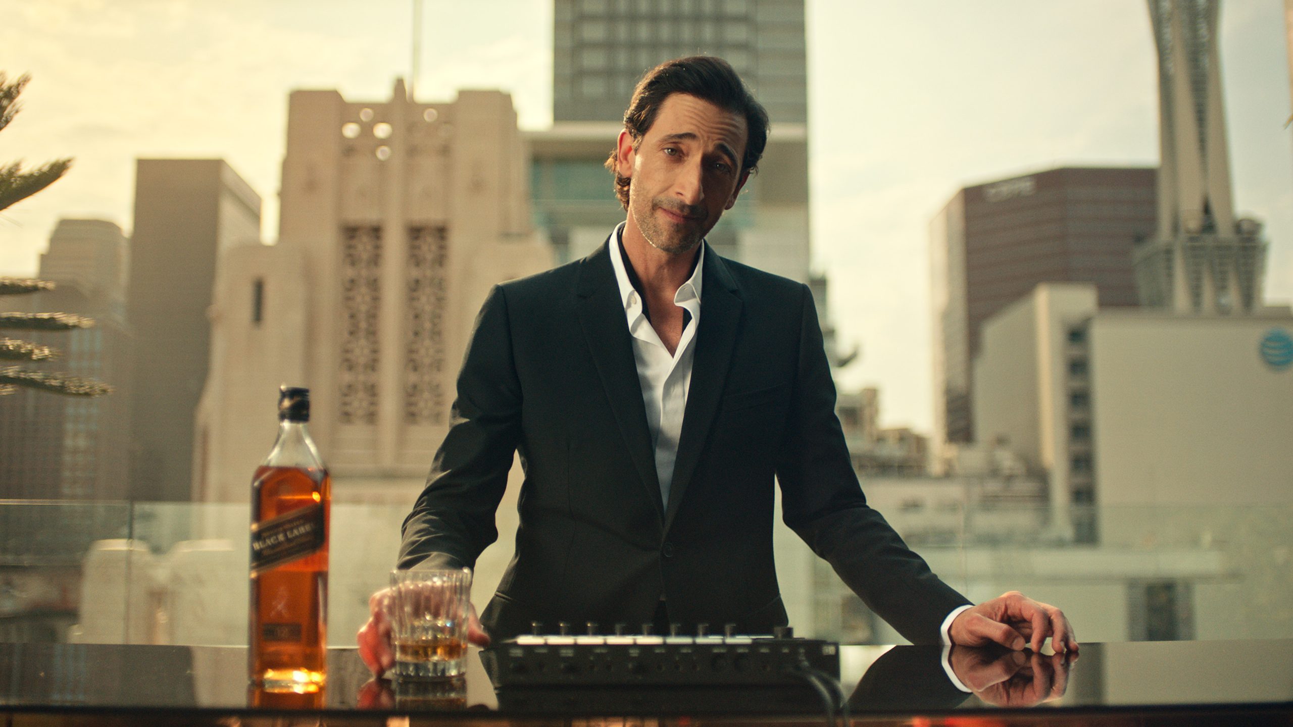 Actorul câștigător de Oscar Adrien Brody este noul ambasador Johnnie Walker, într-un parteneriat menit să depășească limite și să aducă schimbări pozitive în Europa de Est