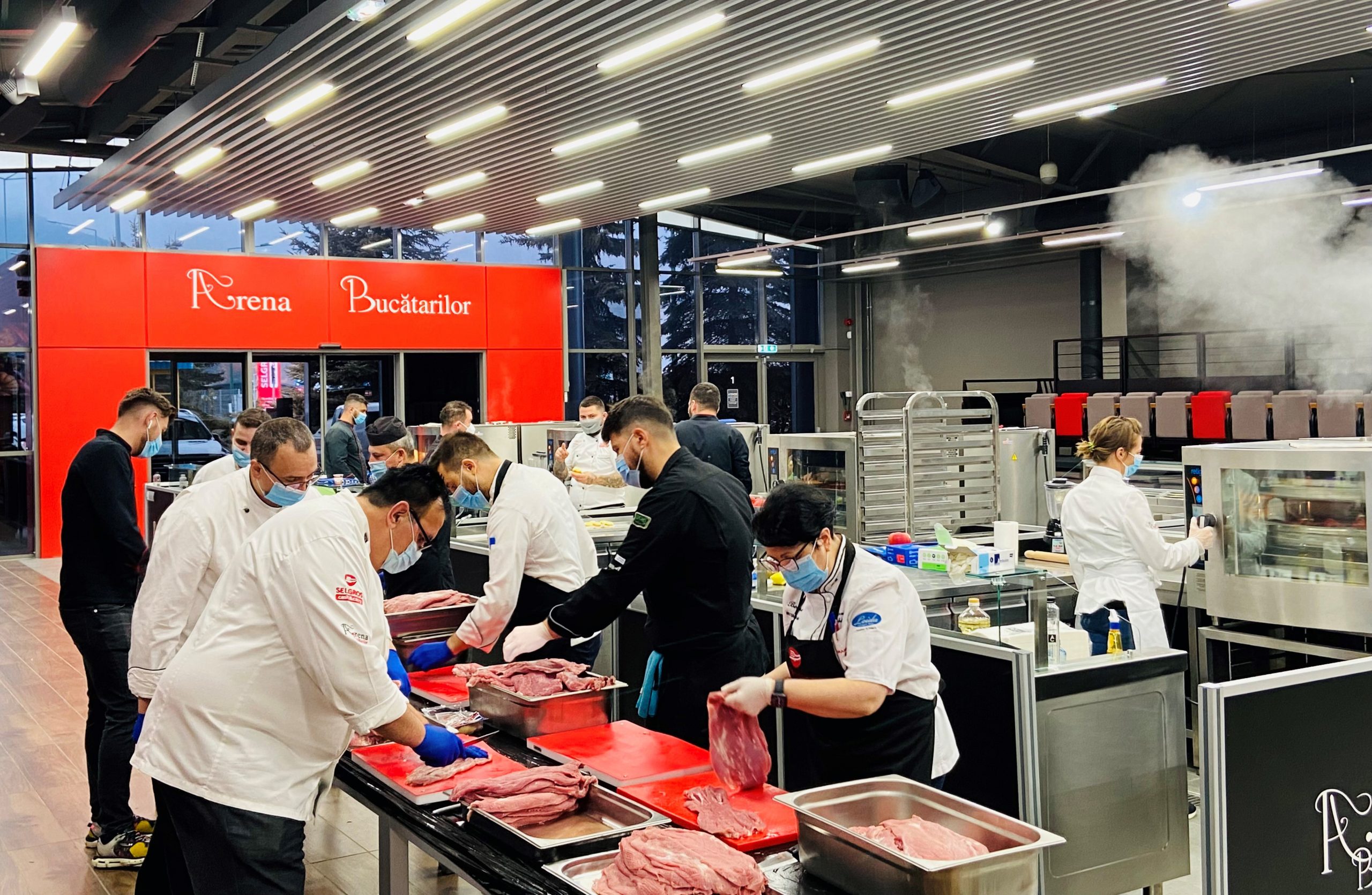 Maraton de gastronomie Arena Bucătarilor 2021 în beneficiul persoanelor aflate în dificultate: Selgros donează peste 2.000 de meniuri gătite de chefi renumiți