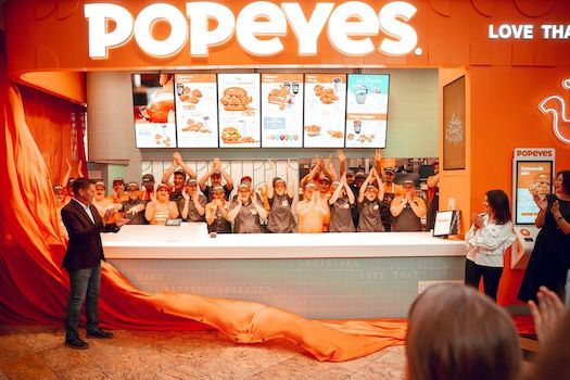 Cozi imense de sute de oameni la deschiderea primului restaurant Popeyes în România