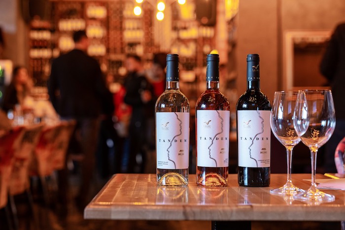Castel Mimi și Liliac lansează colecția de vin Tandem, un vin care celebrează prietenia