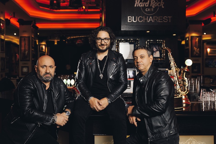 Hard Rock Cafe București lansează, în premieră, meniul aniversar “BATTLE OF THE BURGERS”, în parteneriat cu chefii Sorin Bontea, Florin Dumitrescu și Cătălin Scărlătescu