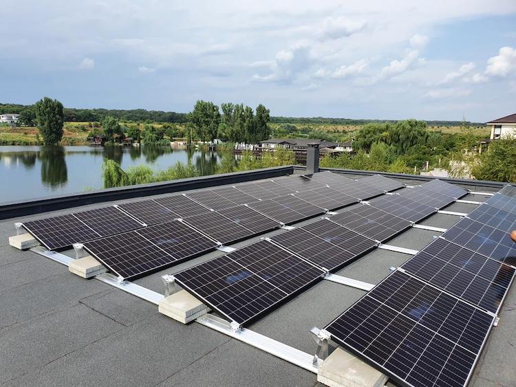 Utilizarea panourilor solare în HoReCA pe durata verii: 5 beneficii
