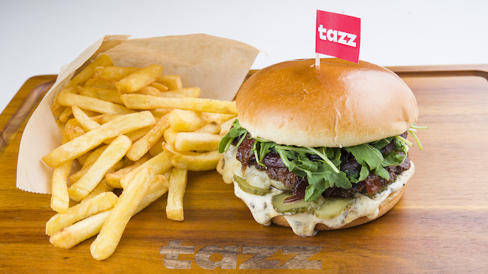 Pofta românilor pentru burgeri, în cifre: 10.000 de burgeri comandați online pe zi 