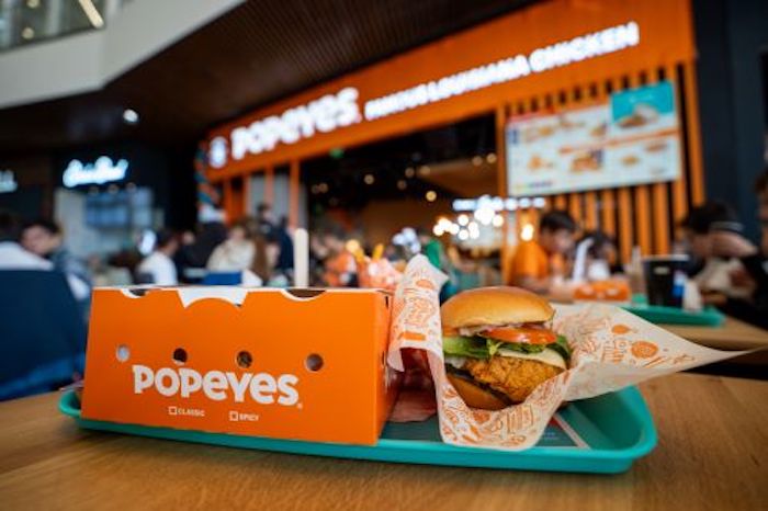 Peste 3,000 de oameni, prezenți ieri la deschiderea primului restaurant Popeyes din Brașov