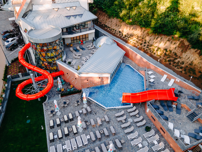 Tot mai mulți români aleg muntele în sezonul cald, dar preferă hoteluri cu piscină!