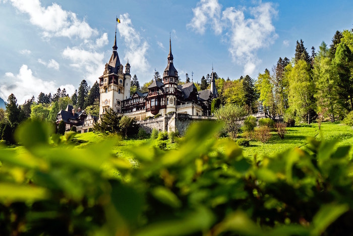 Românii aleg vacanțe cumpătate de 1 Mai: destinațiile din țară, preferate pe fondul incertitudinii economice
