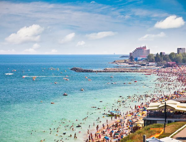 Cât îi costă pe români o vacanță last minute de Sfânta Maria?