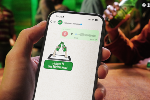 HEINEKEN® lansează în România o tehnologie inedită disponibilă pe WHATSAPP, care transformă mesajele vocale lungi în invitații de socializare la o bere